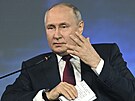 Ruský prezident Vladimir Putin hovoí na mezinárodním ekonomickém fóru v...