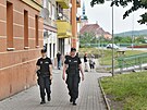 Hlídka Mstské policie Most pi procházení problémovou lokalitou zvanou Stovky...