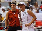 Karolína Muchová (vlevo) a Iga wiateková ped vzájemným finále na Roland Garros