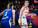 eská basketbalistka Elika Hamzová s míem bhem utkání proti Izraeli