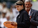 Karolína Muchová s trofejí pro poraenou finalistku na Roland Garros