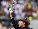 Karolína Muchová s trofejí pro poraenou finalistku na Roland Garros