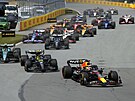 Max Verstappen krátce po startu v �ele Velké ceny Kanady