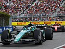Fernando Alonso p�ed Charlesem Leclercem na trati Velké ceny Kanady