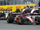 Carlos Sainz p�ed Sergiem Perezem na trati Velké ceny Kanady