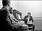 Dean v sob nezapel ani hudební talent, velmi si oblíbil hru na bonga. (1955)