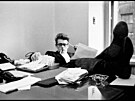 James Dean v kancelái své manaerky Jane Deacyové (1955)