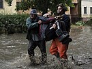 Záchranné týmy pomáhají odvést do bezpeí zranné civilisty z okupovaného...