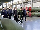 Ruský ministr obrany Sergej ojgu ( druhý zprava) pi inspekci koncernu...