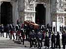 Itálie se louí se Silviem Berlusconim, k milánskému dómu dorazily tisíce lidí....
