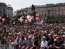 Itálie se louí se Silviem Berlusconim, k milánskému dómu dorazily tisíce lidí....
