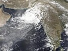 Cyklon Bipardoj míí k pobeí Indie a Pákistánu, evakuováno bylo pes 180...