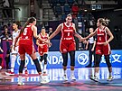 eské basketbalistky slaví povedenou akci v utkání mistrovství Evropy v Tel...