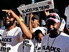 Píznivci hnutí Blacks For Trump stojí ped budovou federálního soudu Spojených...