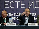 Sergej Karaganov (vlevo), ministr zahraniních vcí Ruska Sergej Lavrov a...
