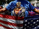 Triko s vyobrazením bývalého amerického prezidenta Donalda Trumpa v obleku...