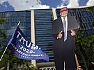 Plakát bývalého prezidenta Donalda Trumpa vyfocený ped budovou soudu v Miami...