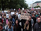 Lidé na protestu v Polsku bojující proti protipotratovým zákonm, které jsou...
