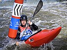 Jakub Krejí bhem kvalifikace kayakcrossu na Svtovém poháru v Praze.