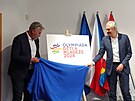 Logo olympiády odhalují námstek hejtmana Pavel Klíma a místopedseda OV Filip...