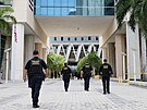 Policisté hlídkují ped budovou amerického soudu v Miami ped tím, ne se tam...