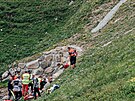 Lékai se snaí pomoci Ginu Mäderovi, který bhem etapy Kolem výcarska spadl...
