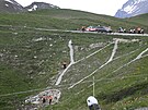 V tchto místech se bhem etapy Kolem výcarska zítili do rokle Gino Mäder a...