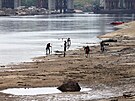 Místní obyvatelé na plái, která se objevila po klesání hladiny eky Dnpr v...
