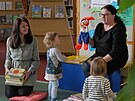 Ve ���rsk� Knihovn� Mat�je Josefa Sychry p�ich�zej� rodi�e na to, �e i jejich...