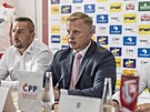 ��f pardubick�ho fotbalov�ho klubu Vladim�r Pitter (vpravo) na tiskov�...
