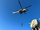 Nedatovaná fotografie poskytnutá eckou pobení stráí. Vrtulník pomáhající se...