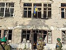 Ukrajintí vojáci stojí ped svou vlajkou bhem operace, na jejím základ bylo...