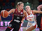 eská basketbalistka Petra Holeínská brání Belgianku Julii Allemandovou.