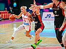eska basketbalistka Petra Holeínská prochází belgickou obranou.