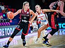 eská basketbalistka Petra Holeínská se snaí ubránit Belgianku Julii...