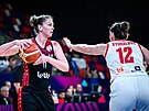 eská basketbalistka Tereza Vyoralová (vpravo) brání Belgianku Emmu...
