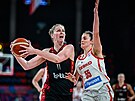 eská basketbalistka Simona Sklenáová brání Belgianku Emmu Meessemanovou.