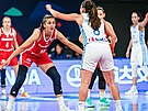 eská basketbalistka Elika Hamzová brání ekyni Pinelopi Pavlopuluovou.