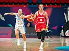 eská basketbalistka Elika Hamzová (vpravo) uniká ekyni Pinelopi...