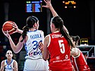 eská basketbalistka Natálie Stoupalová (vpravo) brání ekyni Mariellu...