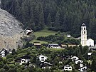 Mohutný proud kamení a trku jen tsn minul výcarskou horskou vesnici...