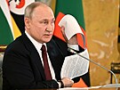Ruský prezident Vladimir Putin ukazuje lídrm afrických zemí údajné ujednání o...