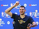 Nikola Joki z Denver Nuggets se dobe baví na tiskové konferenci po sezon NBA.