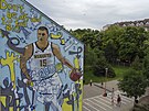 Nikola Joki v dresu Denver Nuggets na zdi své bývalé koly v srbském Somboru