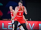 eská basketbalistka Renáta Bezinová u míe v zápase s Itálií