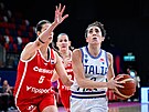 eská basketbalistka Natálie Stoupalová (vlevo) brání  Costanzu Veronaovou z...
