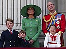 Princ George, princ Louis, princezna Kate, princezna Charlotte a princ William...