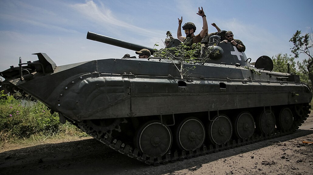 Ukrajinský transportér BMP-1 u erstv osvobozené vsi Neskune na jihozápad...