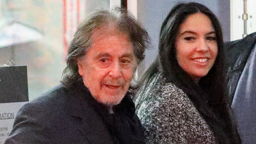 Al Pacino a Noor Alfallahová (Los Angeles, 8. dubna 2023)