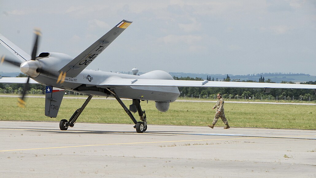 Americký bezpilotní letoun MQ-9 Reaper na letiti v Ostrav - Monov. (13....